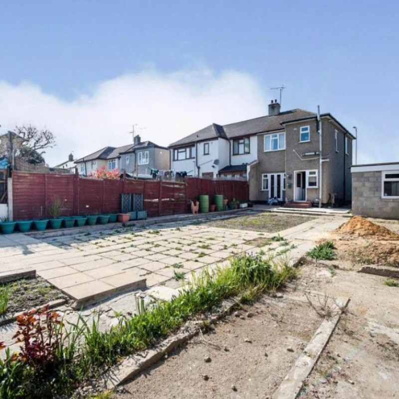 Semi-detached 3 bedroom house, Romford